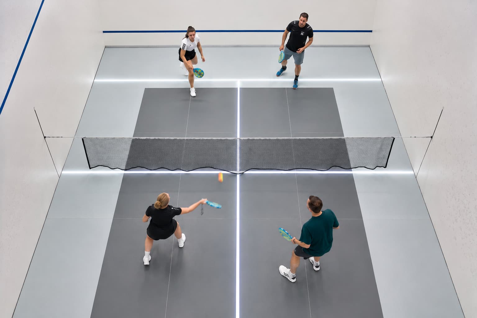 Multi-Court mit LED-Glasboden in der Ballsport Arena Schwaben.