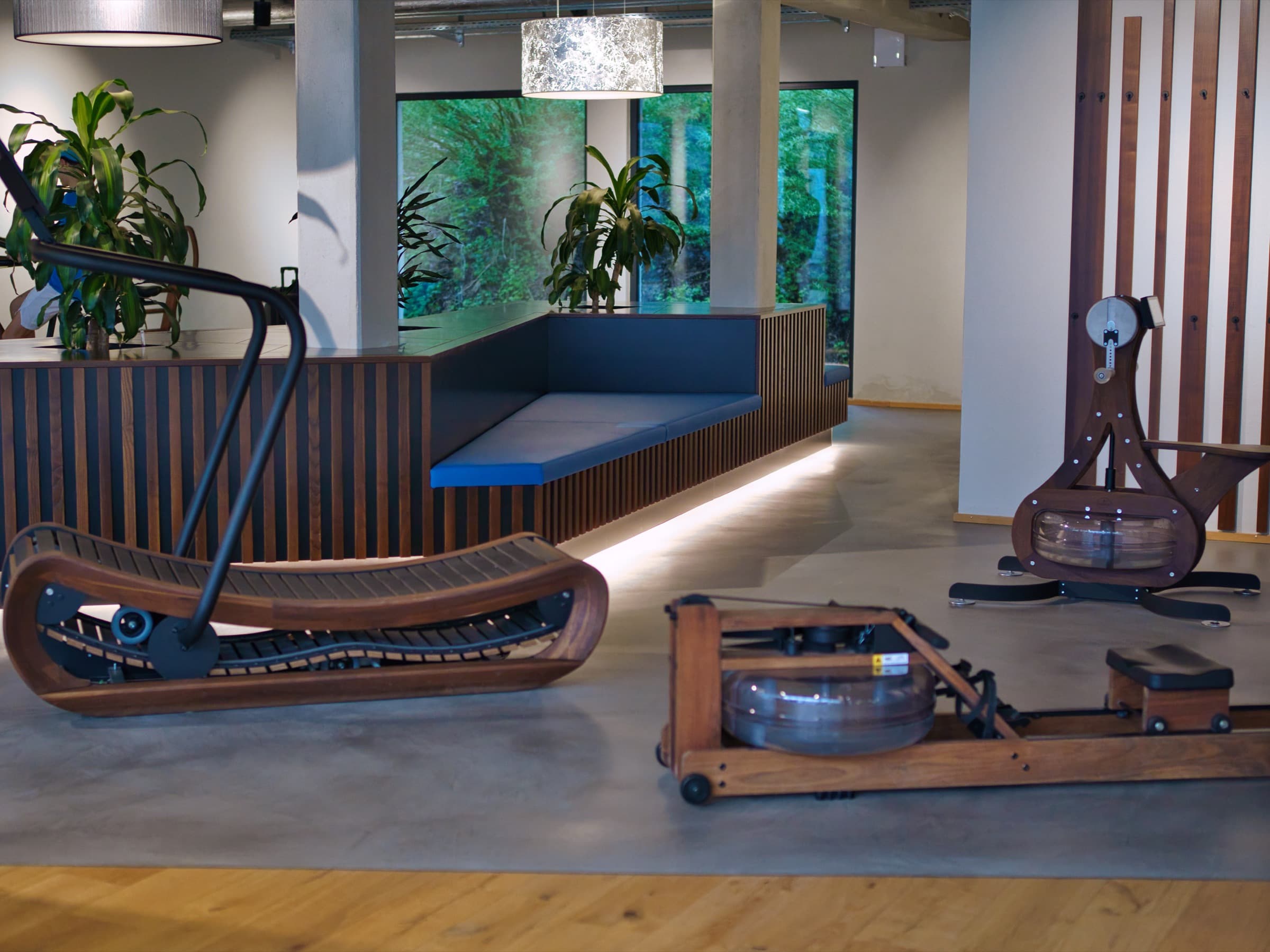 Hochwertige Aufwärmgeräte aus Holz im warmen Loungebereich der Ballsport Arena Schwaben.